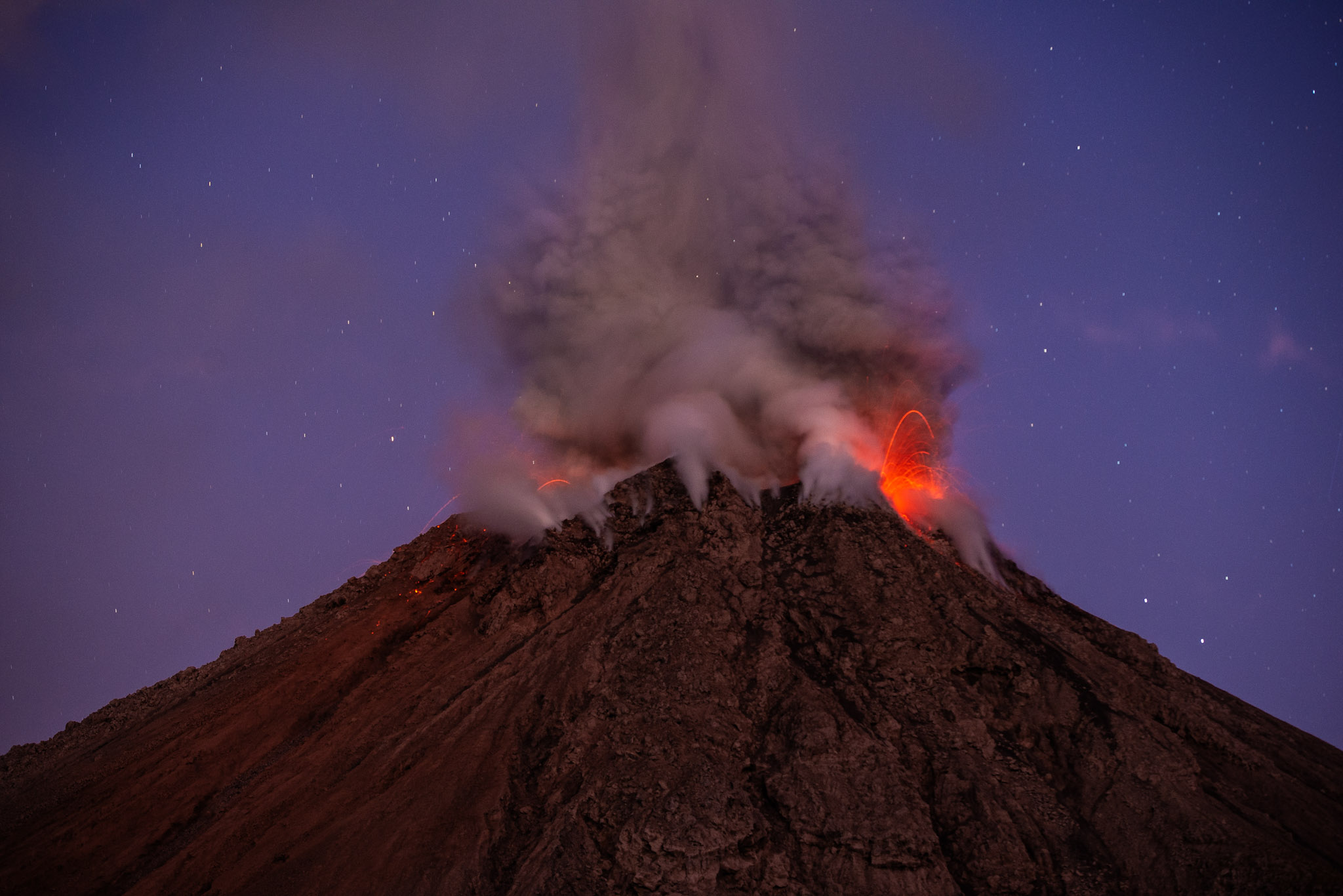 Night eruption near the Ruta Secreta lookout