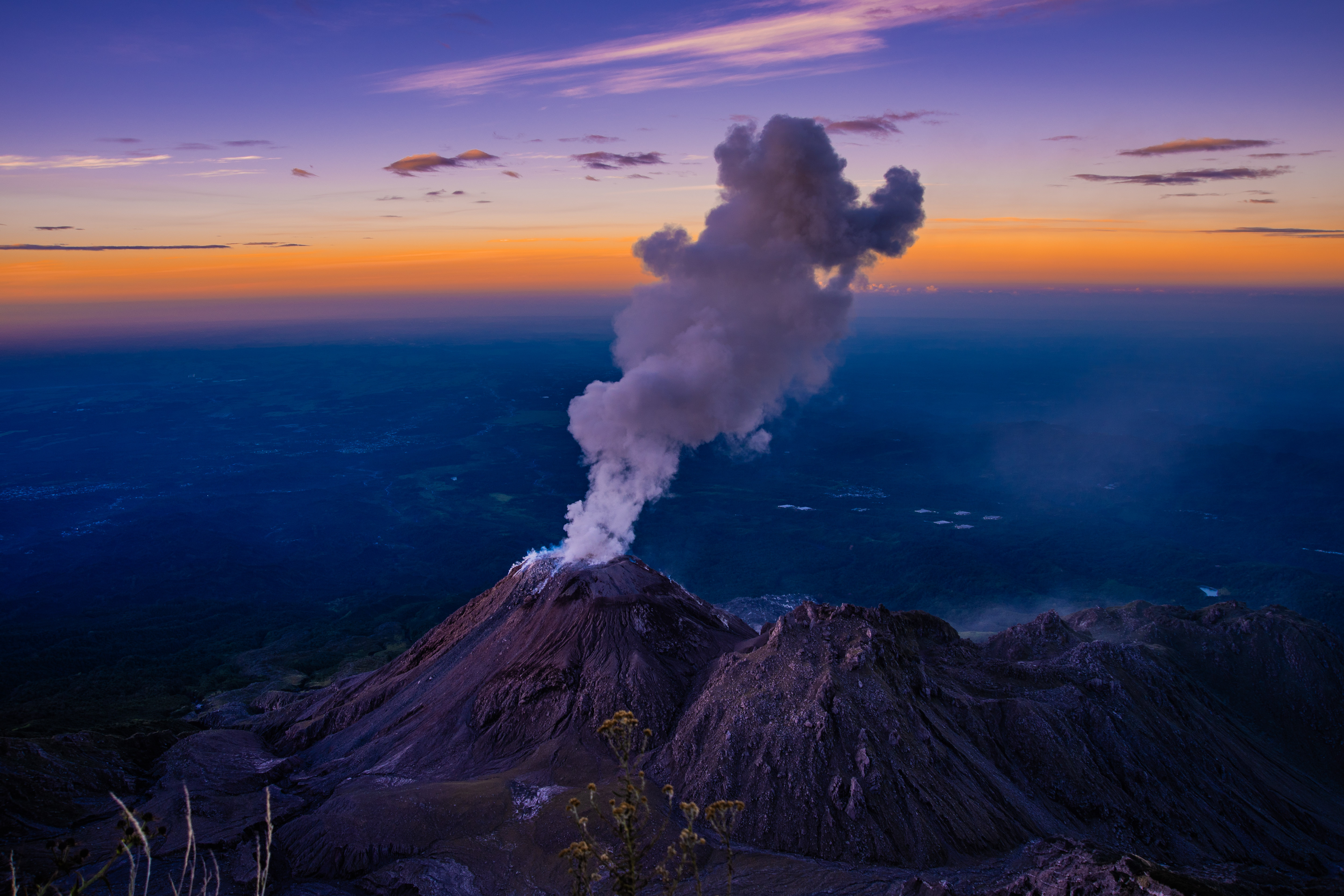 Night eruption from El Pikacho