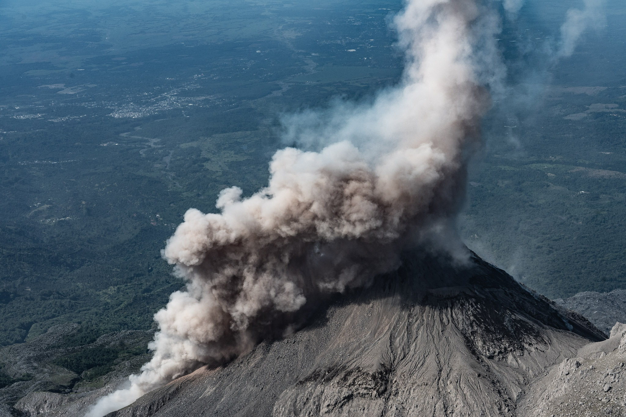 A large pyroclastic flow descending Santiaguito, photographed on our Pikacho hike.