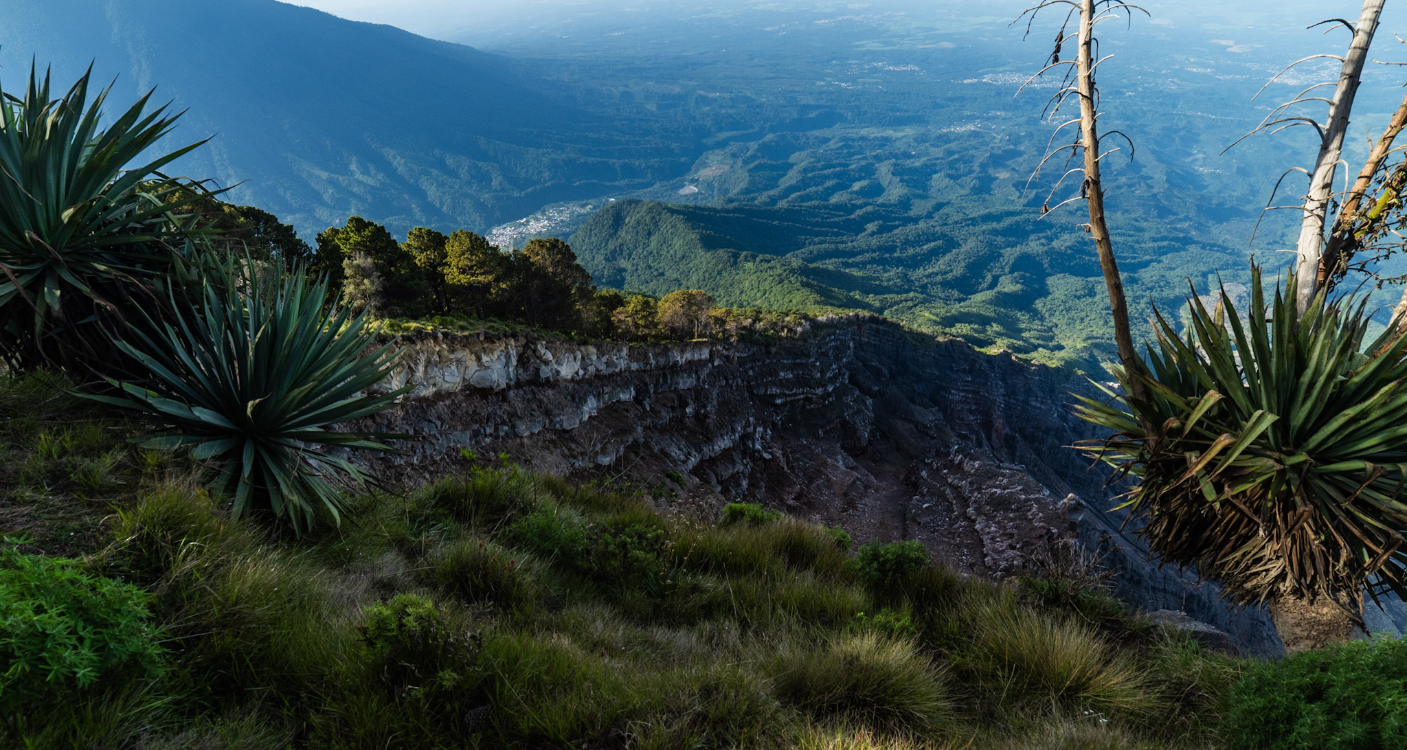 The edge of the massive 1902 Santa María collapse scar.