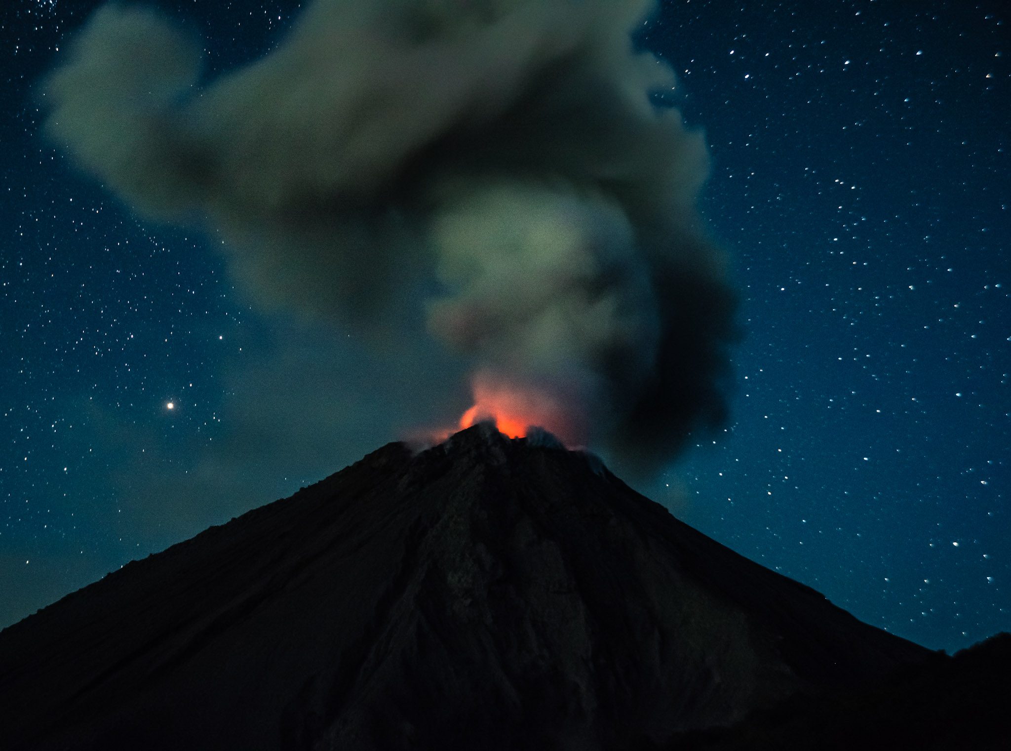 Gas plume and volcanic activity