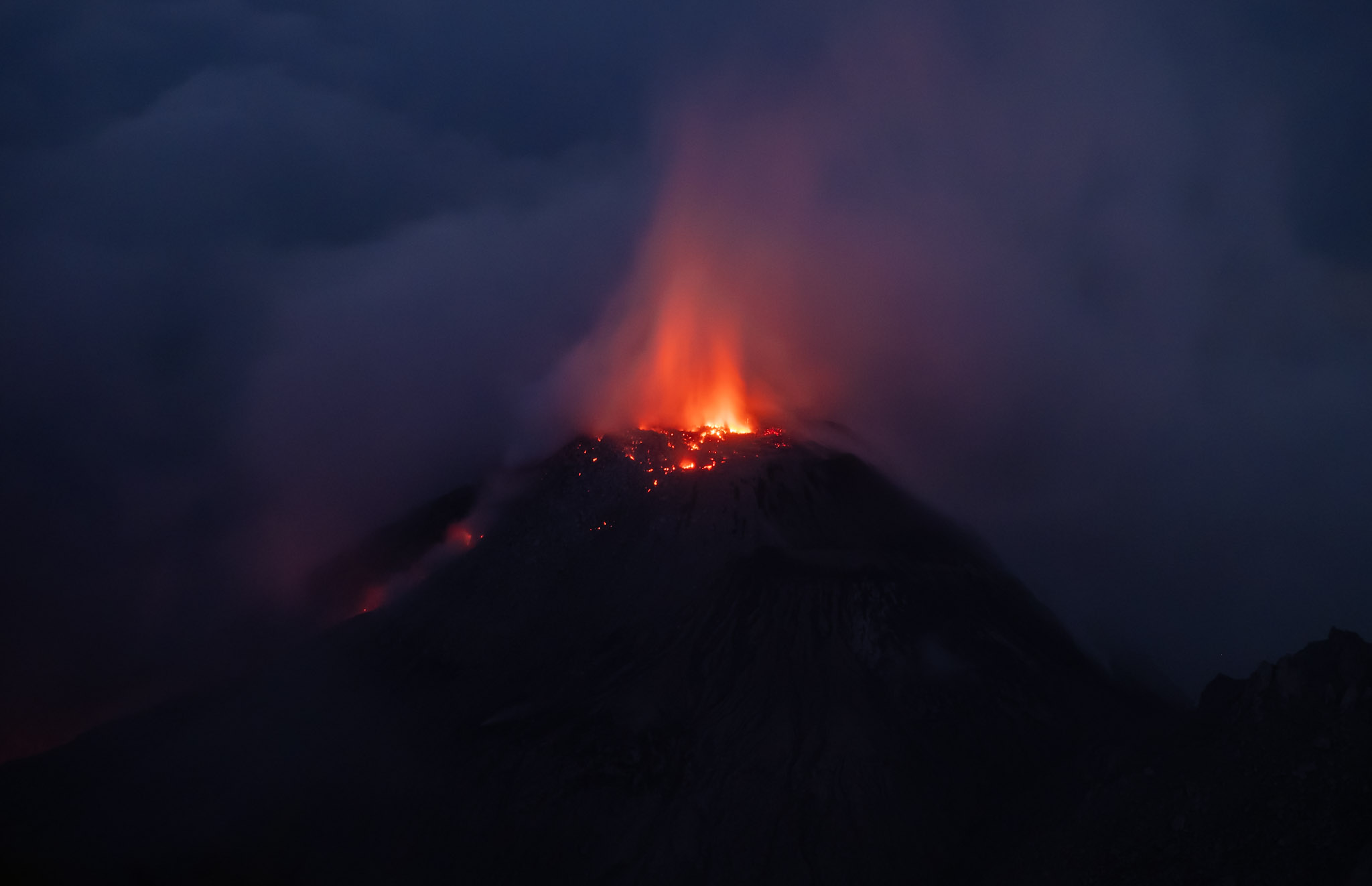 Night eruption from El Pikacho